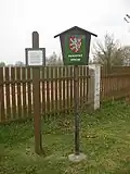 Označník a naučná tabulka u plotu