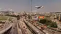 Kau-lung v roce 1998, krátce před uzavřením letiště Kai Tak. Letadlo společnosti China Airlines typu Boeing 747 přistává přes frekventovanou dálnici.