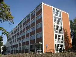 Budova I. studijního ústavu jako sídlo gymnázia v roce 2012