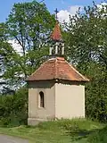 Pohled na kapličku zprava zezadu