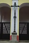 Detail kříže před kaplí