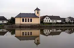 Kostel svatých Jana a Pavla na návsi Kozlova