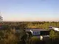 Výhled k severovýchodu na Kladno a sídliště Kročehlavy. V pozadí je patrné České středohoří, Říp a za ním Vlhošť