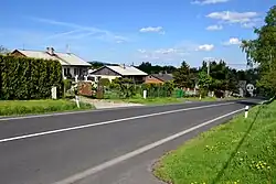 Domy podél silnice v horní části vesnice