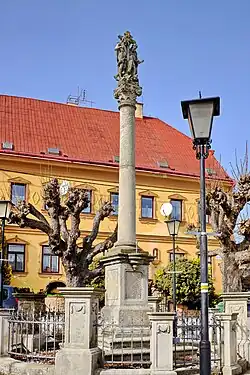 Krásno sloup se sousoším Nejsvětější Trojice únor 2021.jpg