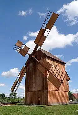 Replika větrného mlýna ve skanzenu
