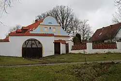 Usedlosti na západní straně návsi s předzahrádkou