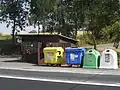Autobusová zastávka a tříděný odpad
