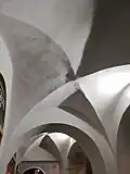Klenby loubí domu