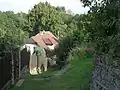 Domy podél pěší cesty