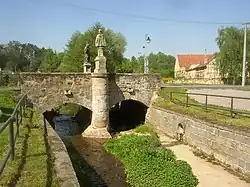 kamenný obloukový most přes potok v Královicích