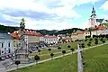 V pozadí hrad s kostelem sv. Kateřiny a Hodinovou věží.