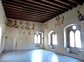 Gozzoburg, znaky (český lev první zleva, moravská orlice čtvrtá zleva)