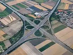 Letecký pohled na dálniční křižovatku Frankenthal ve směru z jihovýchodu.