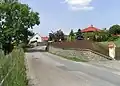 Hlavní silnice v horní části obce