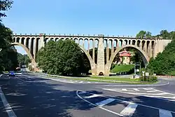Křižovatka silnice I/16 pod viaduktem