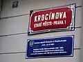 Tabule s názvem ulice, v některých částech Prahy doplněná tabulkou s informací o původu názvu (osobě)