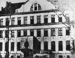 Historická fotografie třípatrové budovy