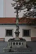 Kamenný kříž před kostelem Nanebevzetí Panny Marie