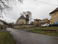 Náves s kostelem