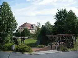 Střed vsi s bývalým panským domem