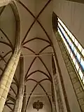 Klenba boční lodi s cihlovými žebry