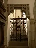 Sedlový portál s přetínanými pruty, vedoucí na kruchtu (1510)