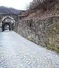 Přístupová cesta nad první a druhou bránou
