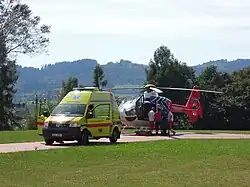 Posádka vrtulníku ze stanice Kryštof 09 ve spolupráci s výjezdovou skupinou Zdravotnické záchranné služby Zlínského kraje