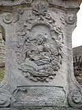 Reliéf na soklu sochy