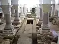 základy stavby z 9. století, odkryté archeologickým výzkumem pod kryptou