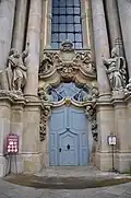 Sochy Mojžíše a Papeže na průčelí baziliky v Křešově