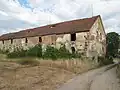 Chátrající část statku
