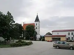 Ktiš 2011-07-23 Jižní strana návsi s kostelem.jpg