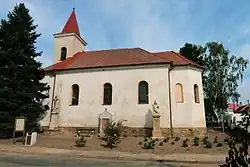 Kostel Panny Marie Bolestné s křížem, památníkem světových válek a sousoším Piety