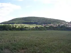 Vrch Velíz, pohled z Kopanin, vpravo ves Kublov