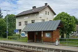 Přístřešek a bývalá nádražní budova