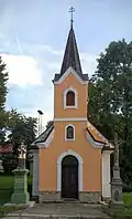 Kaple s křížem a sochou Jana Nepomuckého