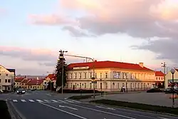 Bývalá základní škola z roku 1886 (nyní Evropský polytechnický institut) na náměstí