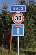 Cedule u příjezdu