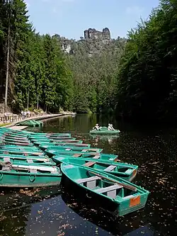 Amselsee se skalním útvarem Lokomotiva