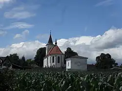 Kvášňovice - kostel a zeď.JPG