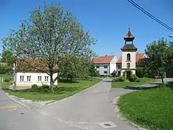 Náves se zvonicí