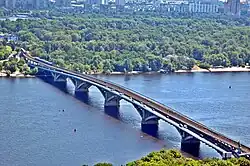 Pohled na most z levého břehu od stanice Dnipro