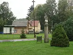 náves a socha svatého Jana Nepomuckého