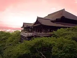 Pohled na Kijomizu-dera během jara