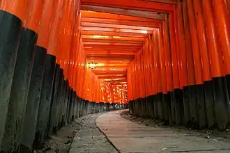 Cesta tvořená bránami torii u svatyně Fušimi Inari