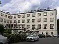 Tato budova již neslouží k lázeňským účelům. Byla pronajata jiné společnosti... pro léčbu postižených Alzheimerovou chorobou.