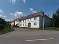 Řada domů z 19. stol. s klasicistními fasádami