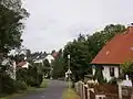Jedna z ulic s bohatou flórou.